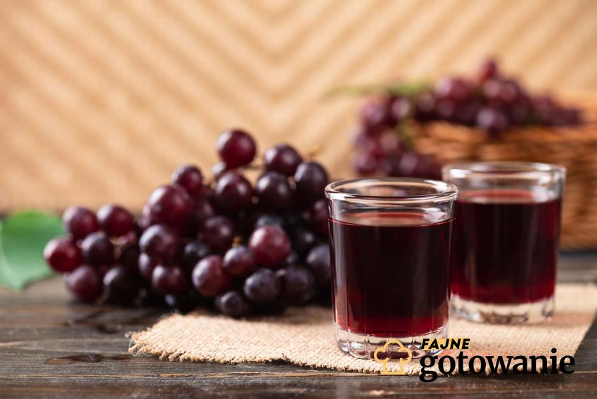 Sok z winogron z sokownika podany w szklankach.