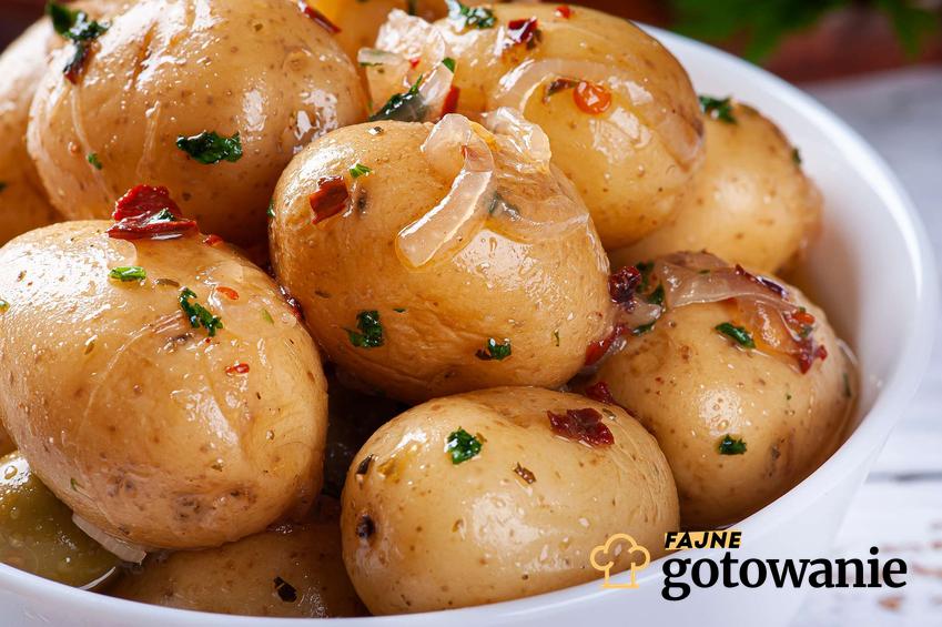 Kiszone ziemniaki podane w białej miseczce.