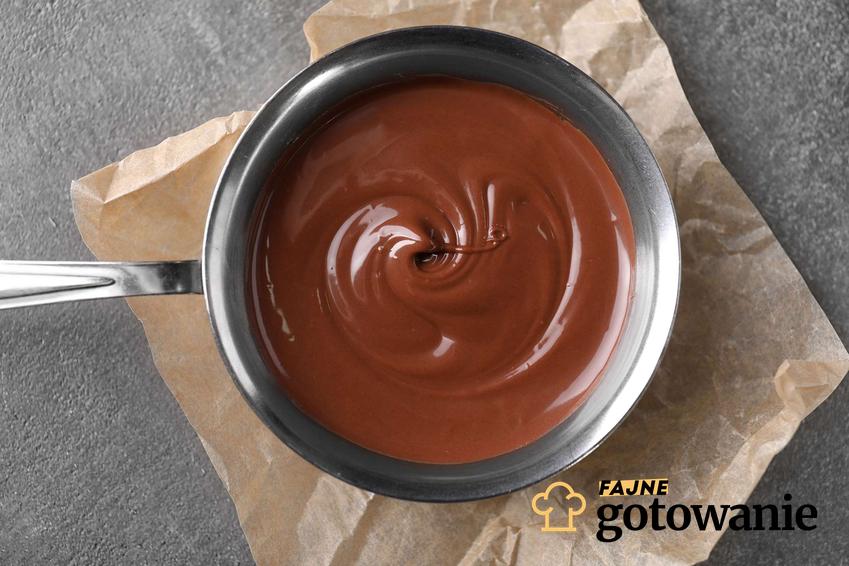 Polewa czekoladowa podana w rondelku.