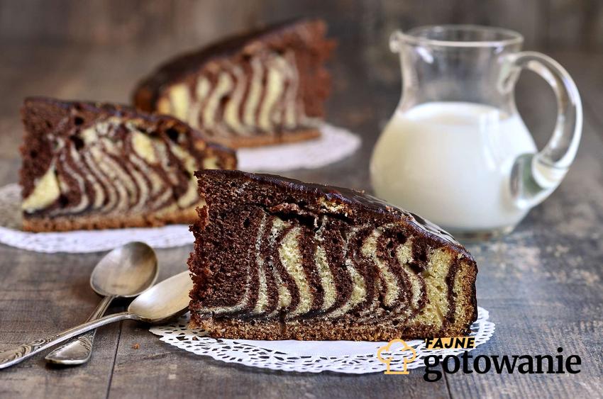 Ciasto zebra pokrojone na kawałki i podane z mlekiem.