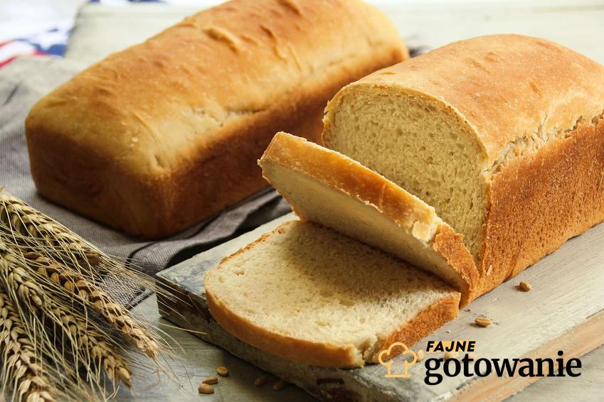 Chleb pszenny ułożony na lnianych ściereczkach.