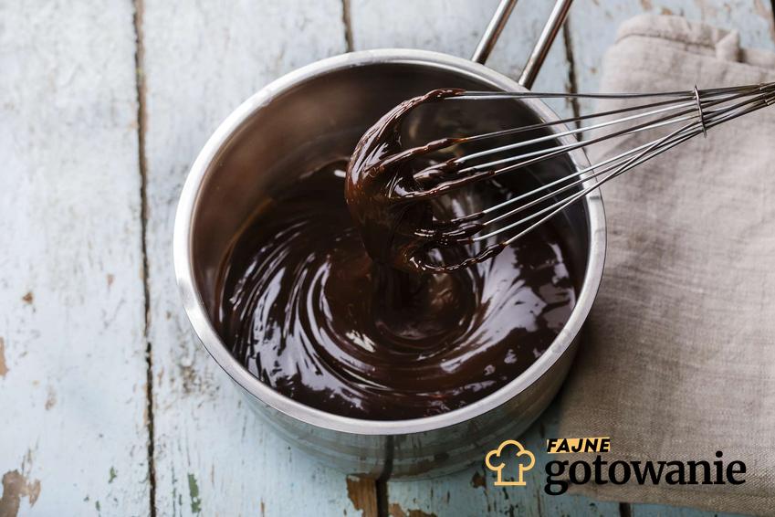 Polewa czekoladowa z kakao podana w misce.