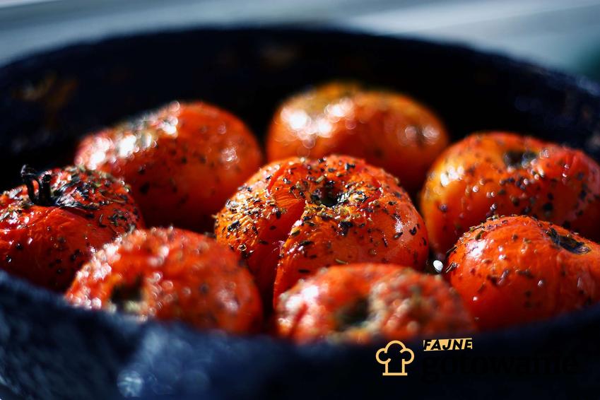 Pieczone pomidory w czarnym naczyniu żaroodpornym