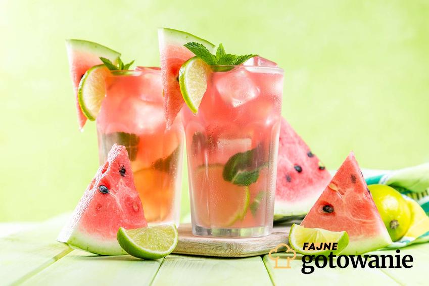 Lemoniada arbuzowa podana w wysokich szklankach z dodatkiem kawałków arbuza, limonek i listków mięty.