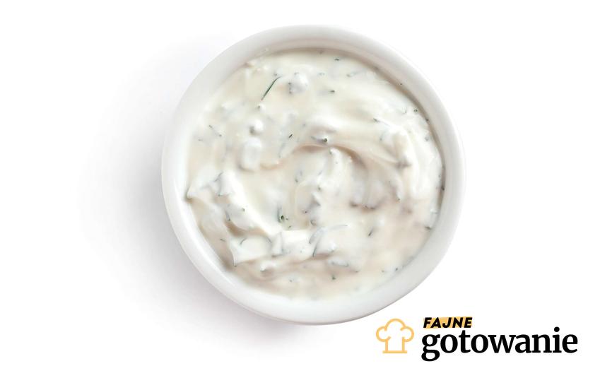 Klasyczna marynata do karkówki na bazie jogurtu podana jest w białej miseczce.