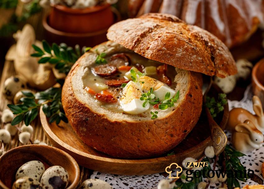 Żur wielkanocny podany jest w chlebku. Stół udekorowany jest wielkanocnymi ozdobami.