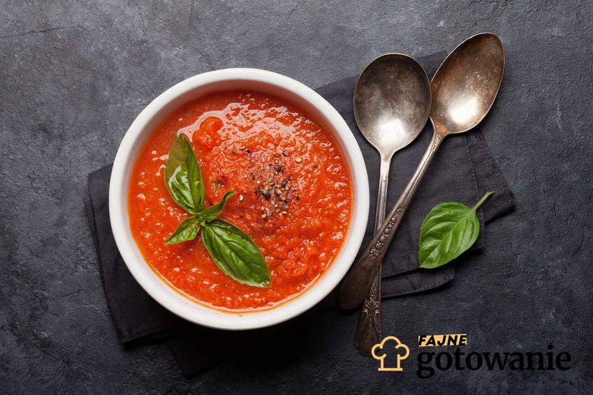Sos pomidorowy do spaghetti podany w eleganckiej miseczce z bazylią.