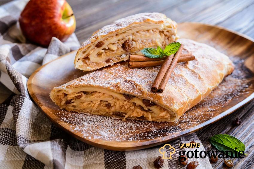Ciasto francuskie na słodko podane na drewnianym półmisku.