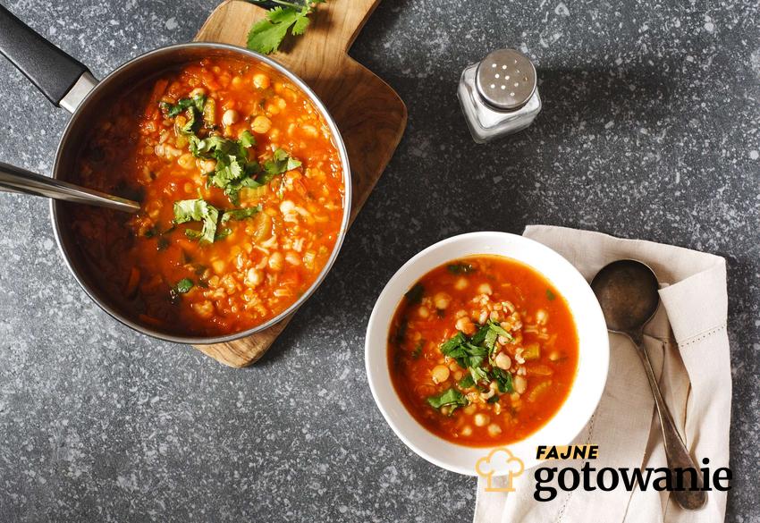 Zupa marokańska podana w miseczce. Obok niej znajduje się rondelek z większą ilością zupy.