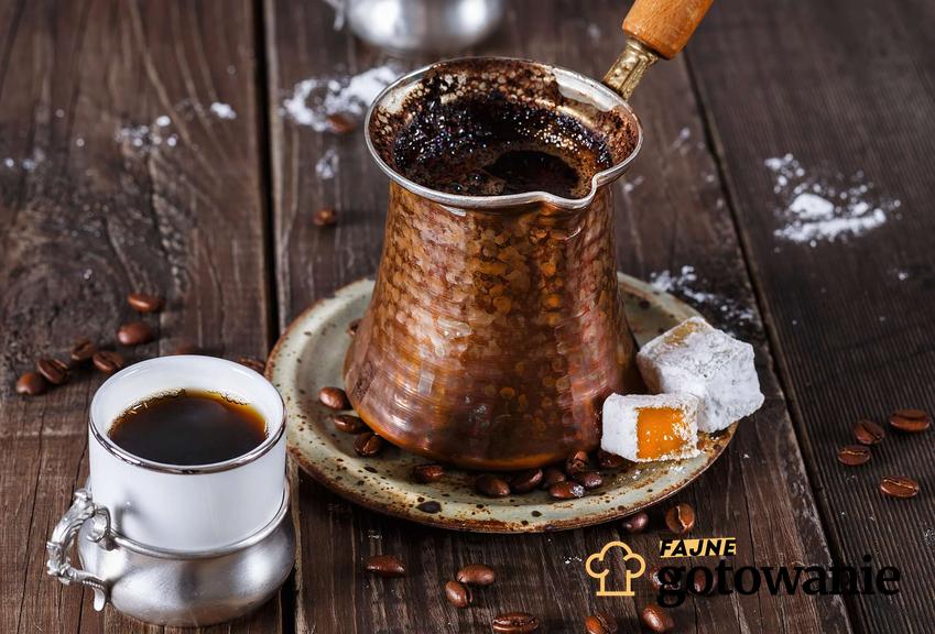 Kawa po turecku podana w tygielku i filiżance.
