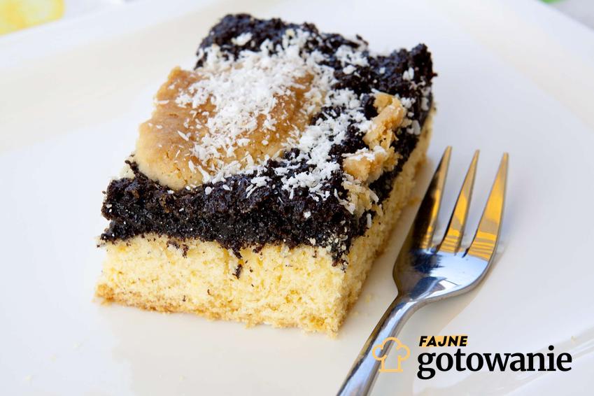 Ciasto z makiem i kokosem podane na talerzyku deserowym z widelczykiem.