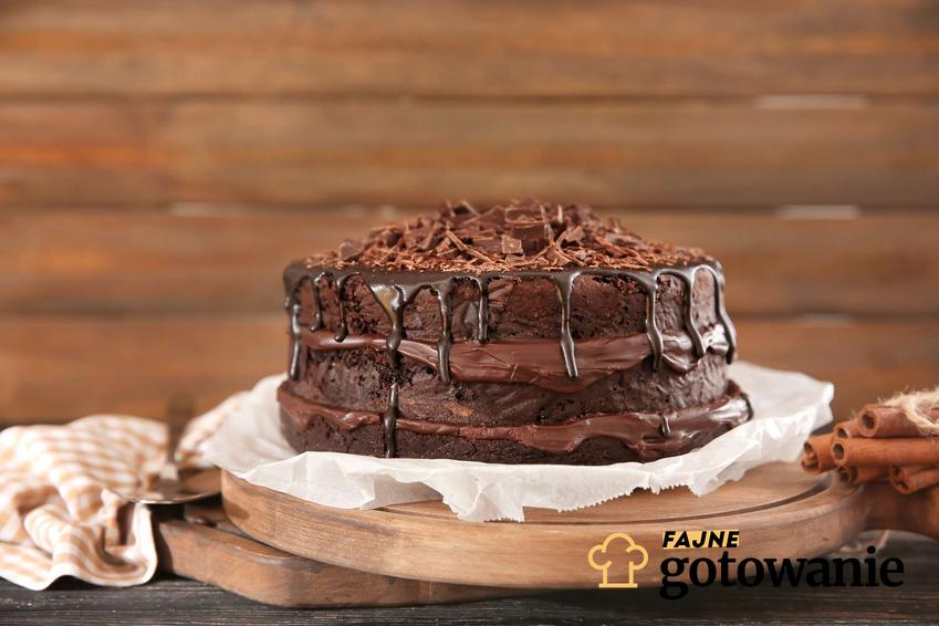 Ciasto z kremem czekoladowym podane na paterze.