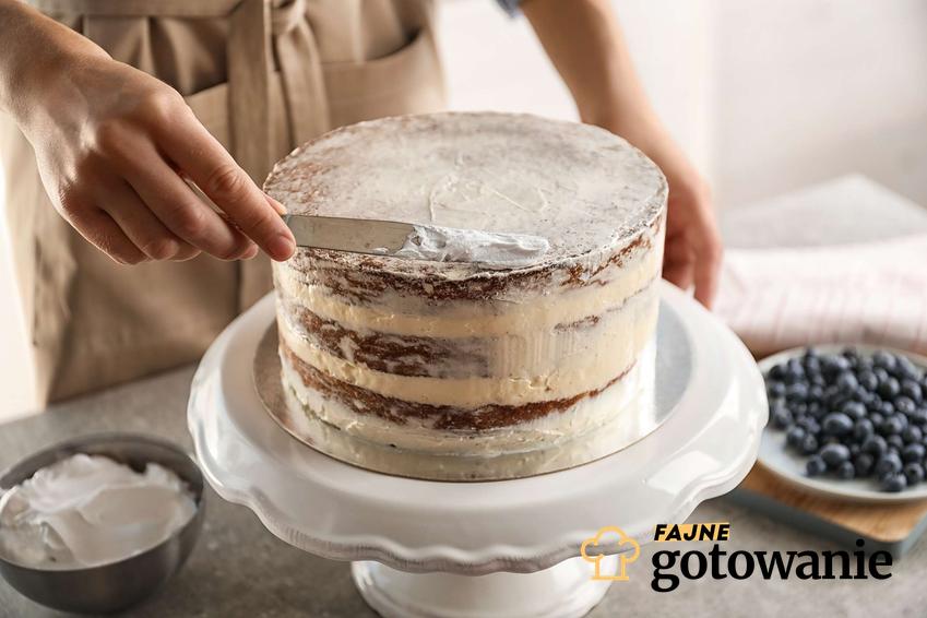 Krem do tortu z masła znajduje się w miseczce. Wykorzystywany jest to przygotowania ciasta.