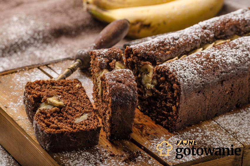 Ciasto czekoladowe z bananami podane na kratce.
