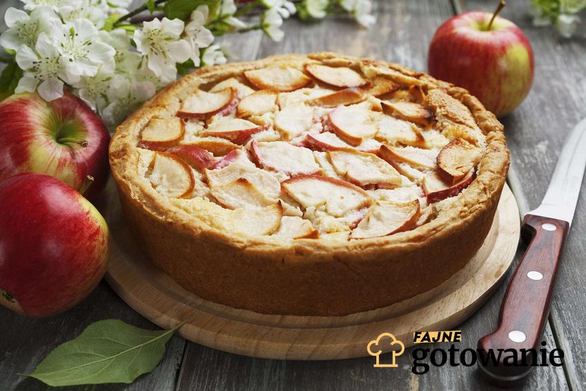 Ciasto na maślance z jabłkami podane na drewnianej desce.