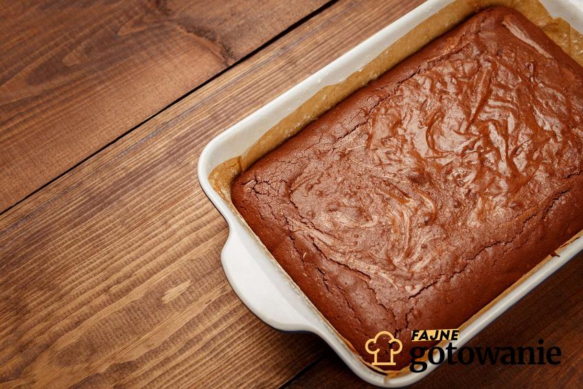 ciasto czekoladowe na maślance podane w naczyniu żaroodpornym.