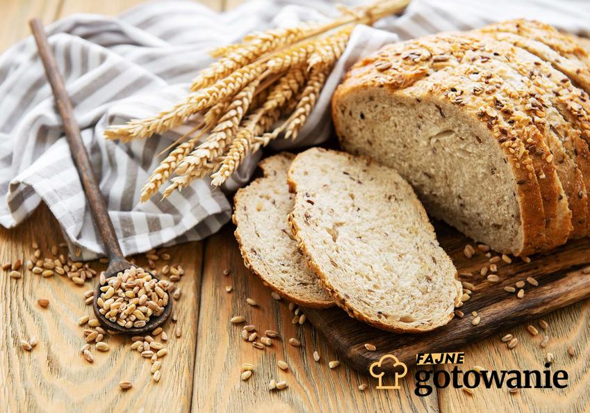 Chleb żytni pełnoziarnisty pokrojony na kawałki podany na drewnianej desce do krojenia.