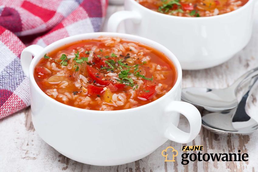 Zupa pomidorowa z soku pomidorowego podana w bulionówce.