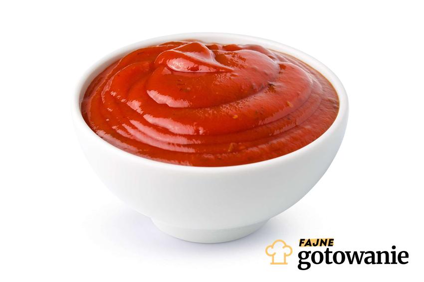 Sos pomidorowy z przecieru podany w białej miseczce.