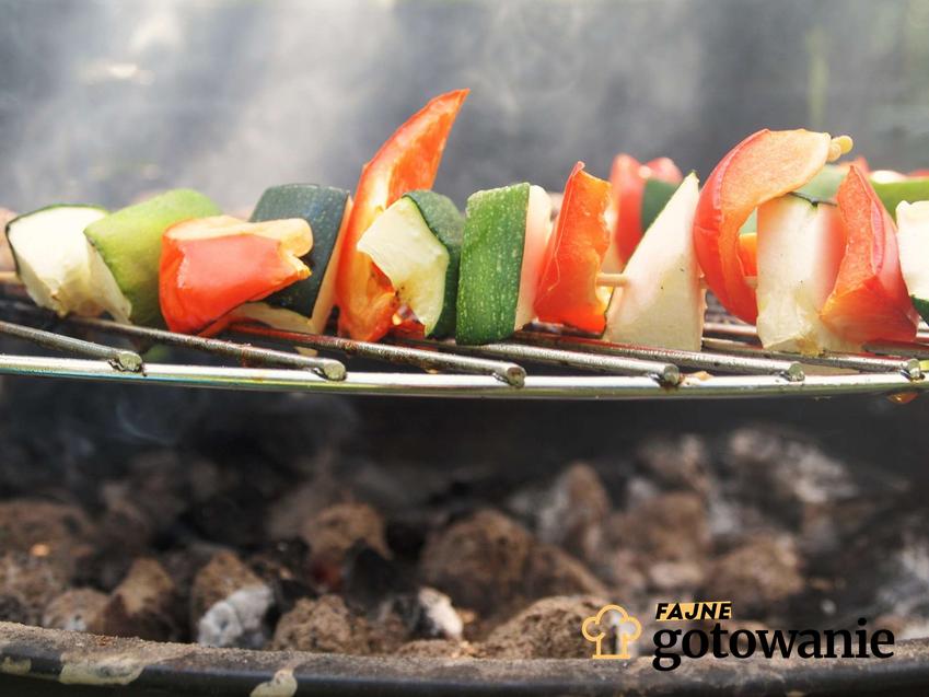 Plastry warzyw, nadziane na patyczki do szaszłyków na grillu.