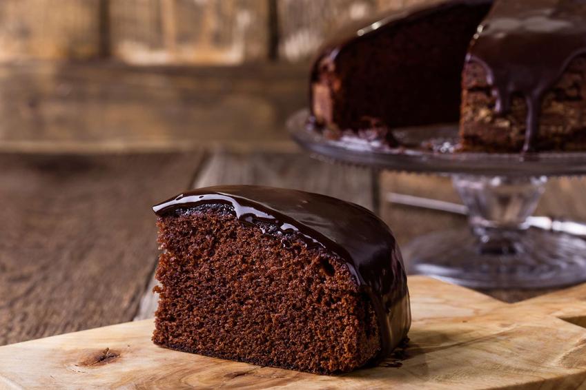 Ciasto czekoladowe z kakao pokrojone