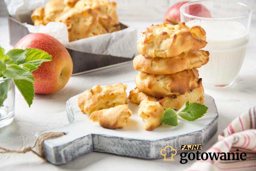 Ciasteczka z jabłkami podane na ozdobnej drewnianej deseczce.
