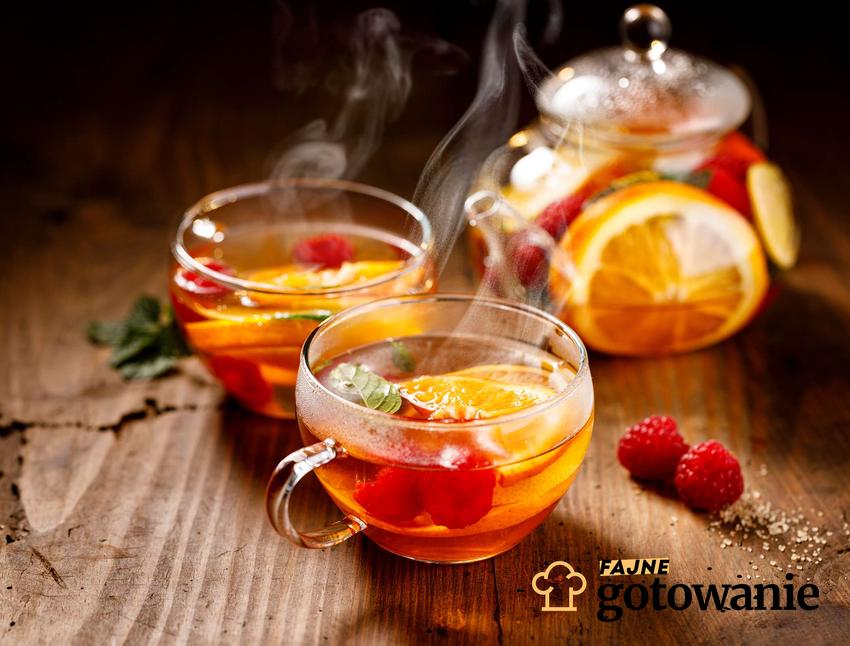 Herbatka zimowa podana w małych, przezroczystych szklankach.