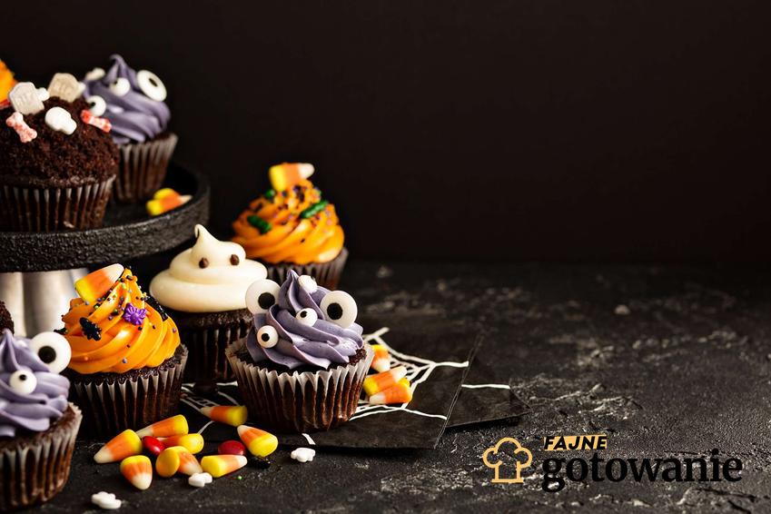 Muffinki halloweenowe podane na paterze.