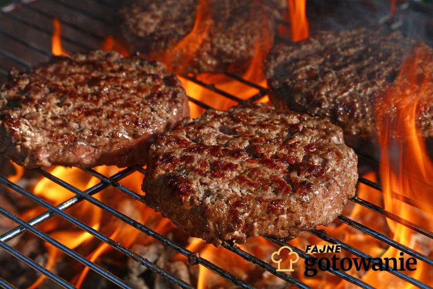 Mięso na burgery grillowane jest na ruszcie grilla.