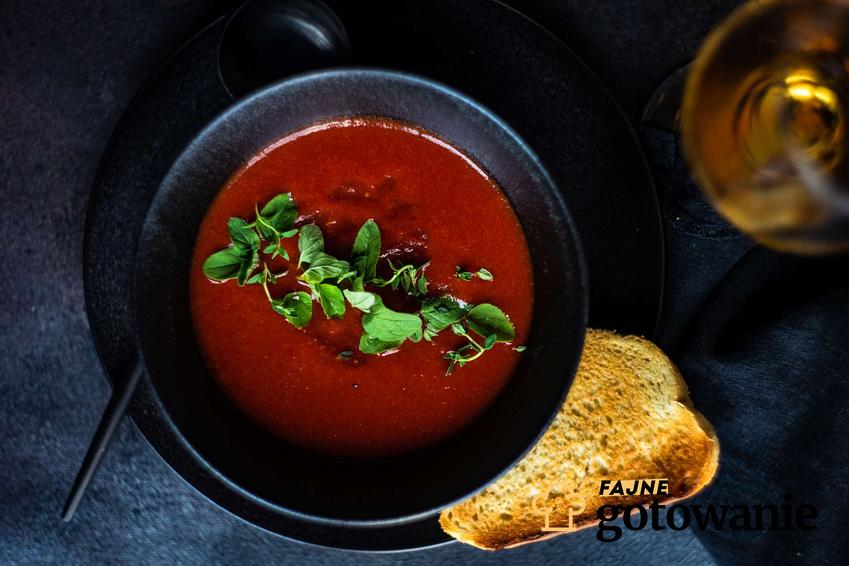 Zupa pomidorowa z koncentratu podana w miseczce z grzanką.