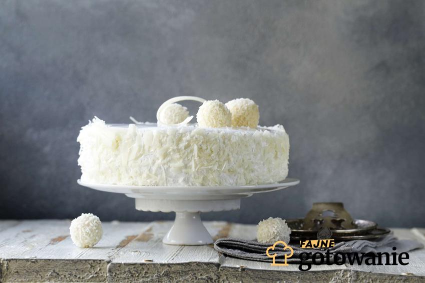 Ciasto kokosowe bez pieczenia podane na białej paterze.