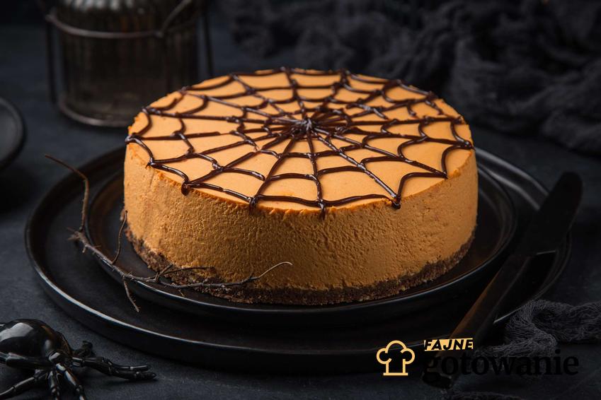 Tort halloween  ułożony na czarnym talerzu.