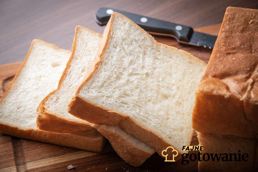 Chleb tostowy podany na desce drewnianej do krojenia, obok nóż