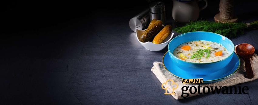 Zupa ogórkowa podana w niebieskiej miseczce