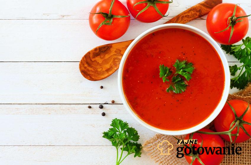 Gęsta zupa pomidorowa podana w białej miseczce.
