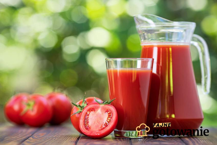 Drink z sokiem pomidorowym podany w szklance i dzbanku.
