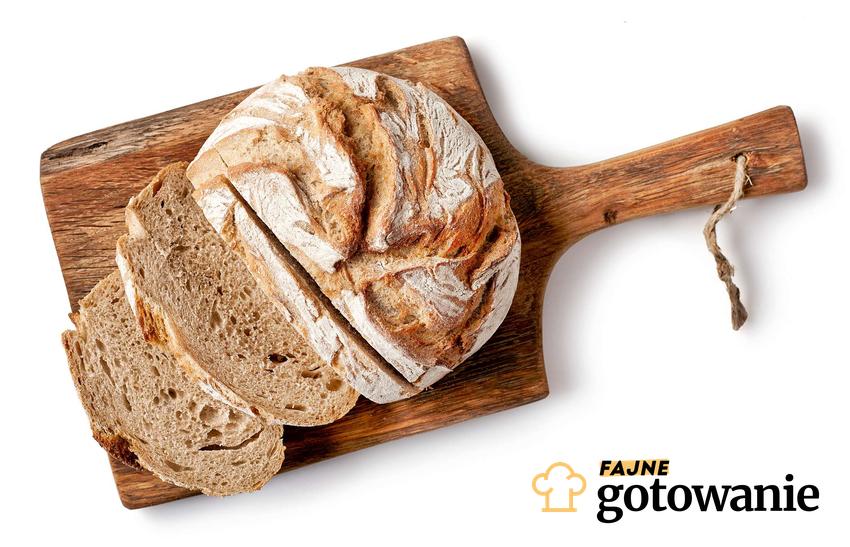 Chleb z gara na maślance podany na drewnianej desce do krojenia.