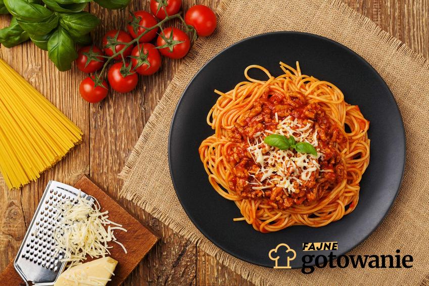 Spaghetti bolognese Thermomix na czarnym talerzu