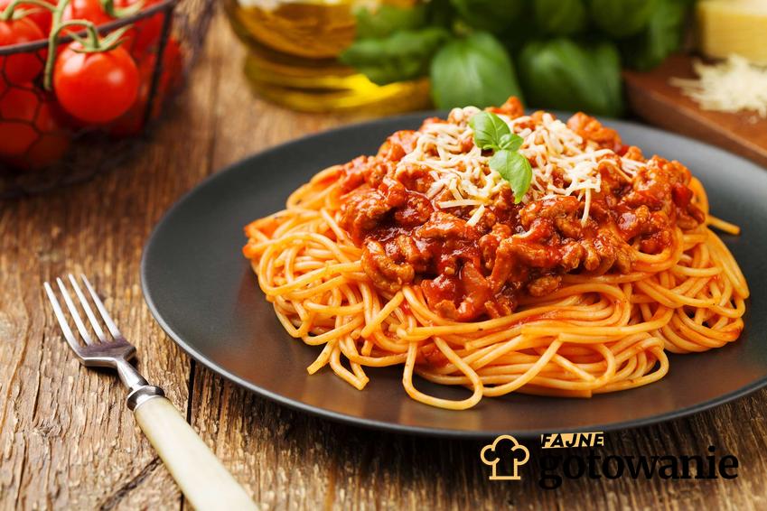 Spaghetti Thermomix na czarnym talerzu