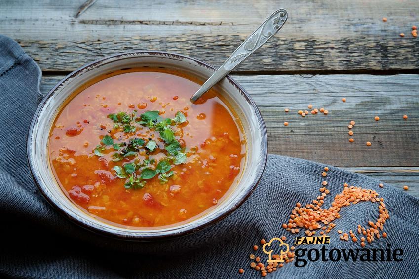 Zupa pomidorowa z soczewicą podana z ziołami.