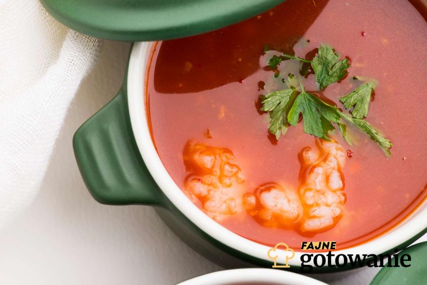 Zupa pomidorowa dla niemowlaka z ziołami w garnku.