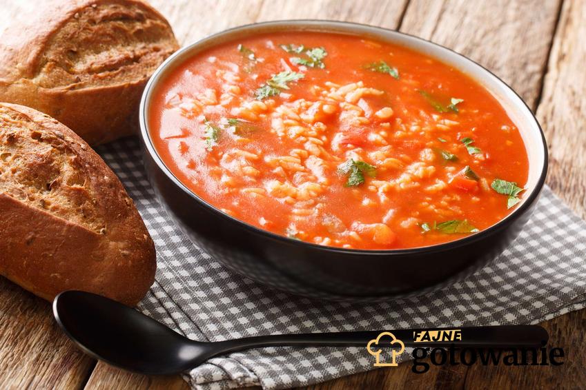 Zupa pomidorowa na kostce obsypana ziołami.