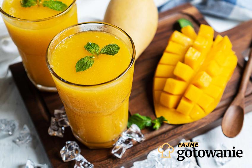 Smoothie w mango w szklankach