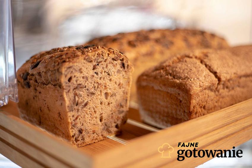 Chleb żytni na drożdżach ułożony na drewnianej podkładce.
