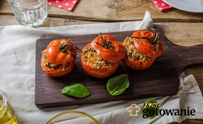 Pomidory faszerowane podane na desce do krojenia.