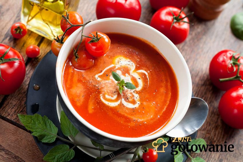 Zupa ze świeżych pomidorów podana ze śmietaną.