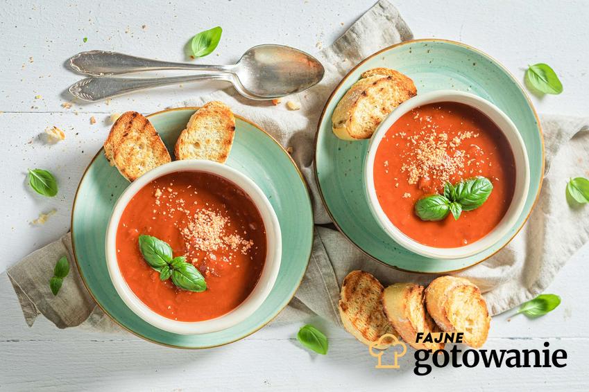 Zupa z pieczonych pomidorów podana w miseczkach.
