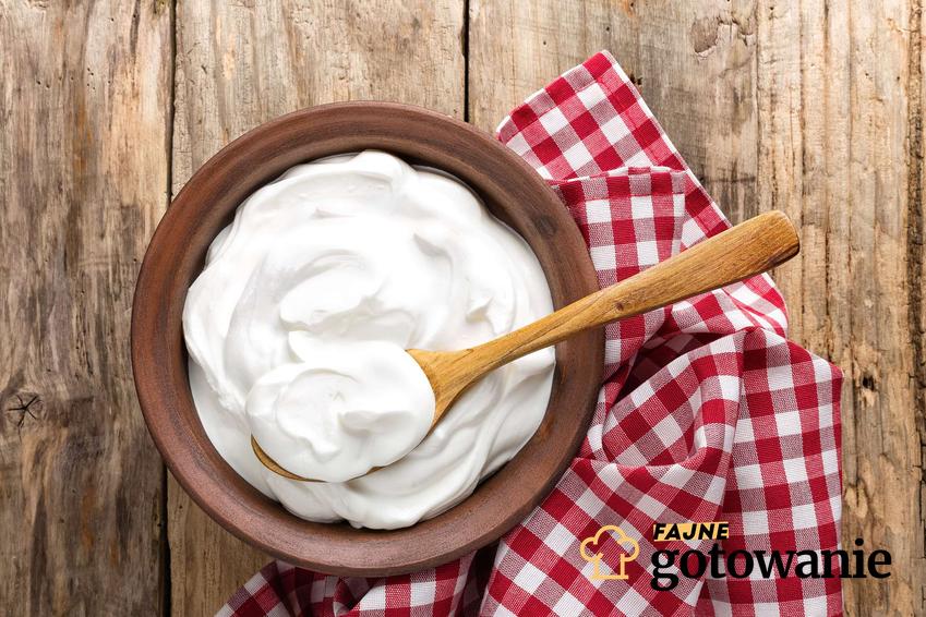 Sos z jogurtu greckiego podany w drewnianej misce.