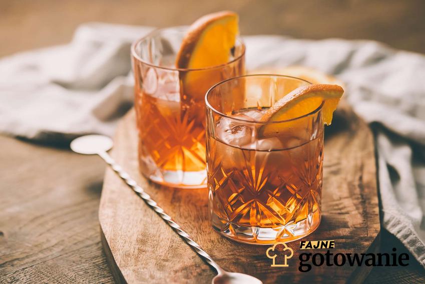 Herbata z rumem podana w szklankach stojących na drewnianej desce do krojenia.