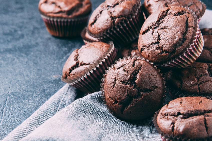 Muffinki czekoladowe wilgotne na niebieskim blacie